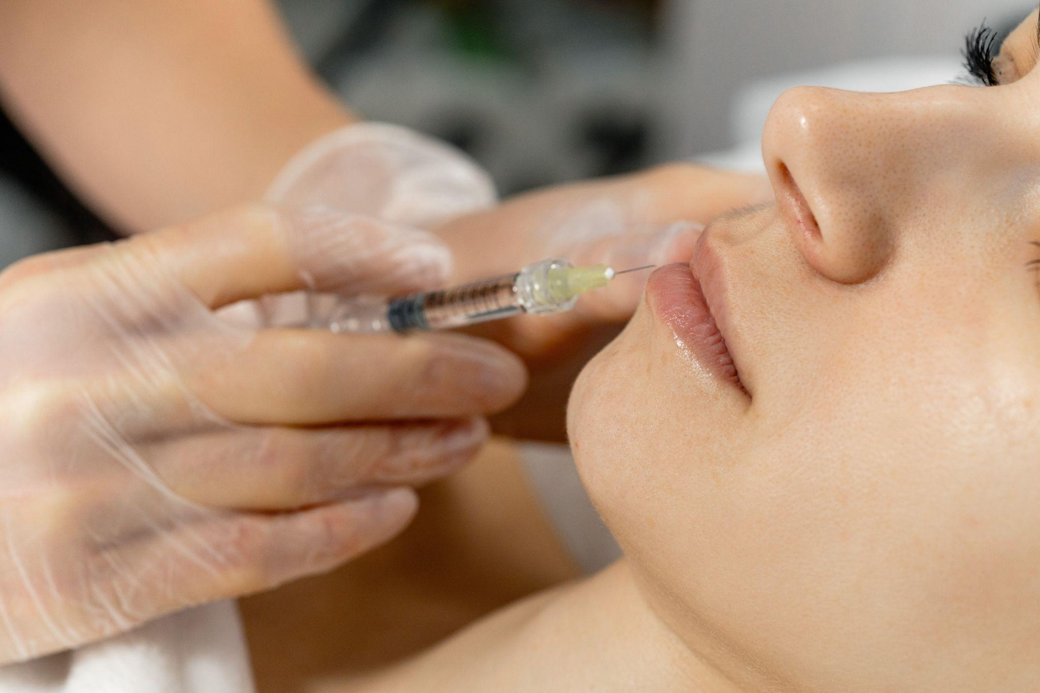 ヒアルロン酸注入のダウンタイムはどれくらい？症状や過ごし方を解説